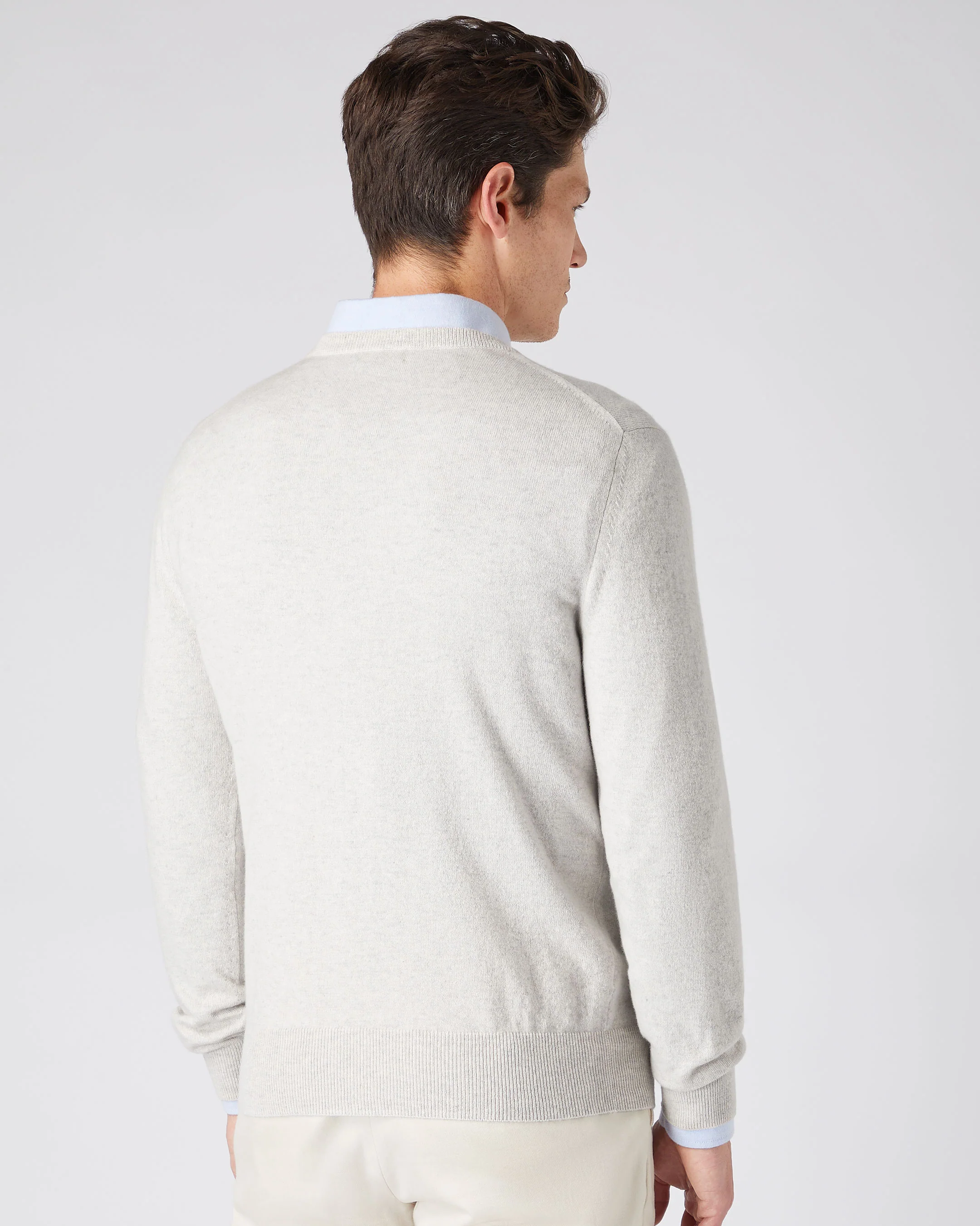 Men's The Oxford Round Neck Cashmere Jumper Pebble Grey - Image 4