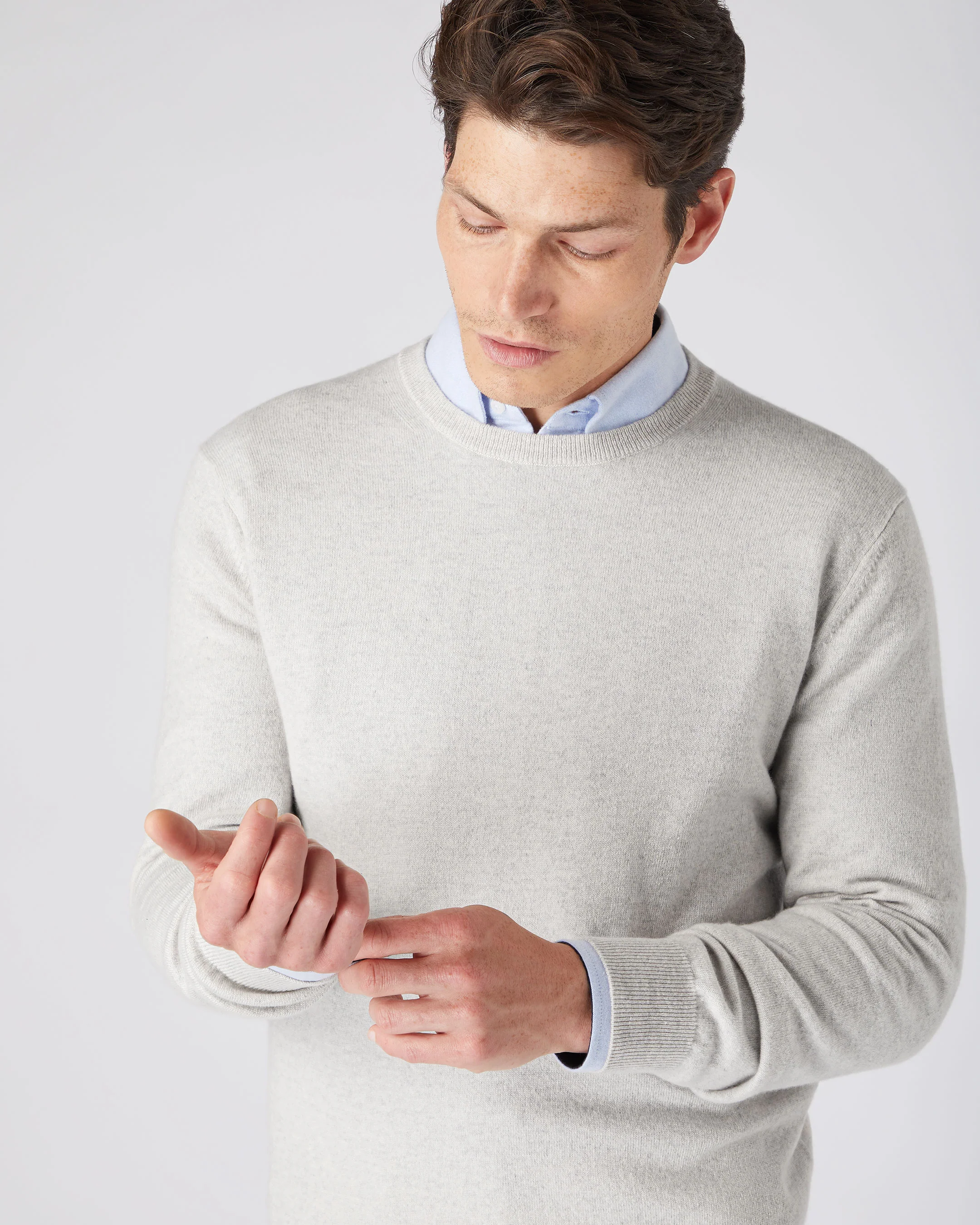 Men's The Oxford Round Neck Cashmere Jumper Pebble Grey - Image 5