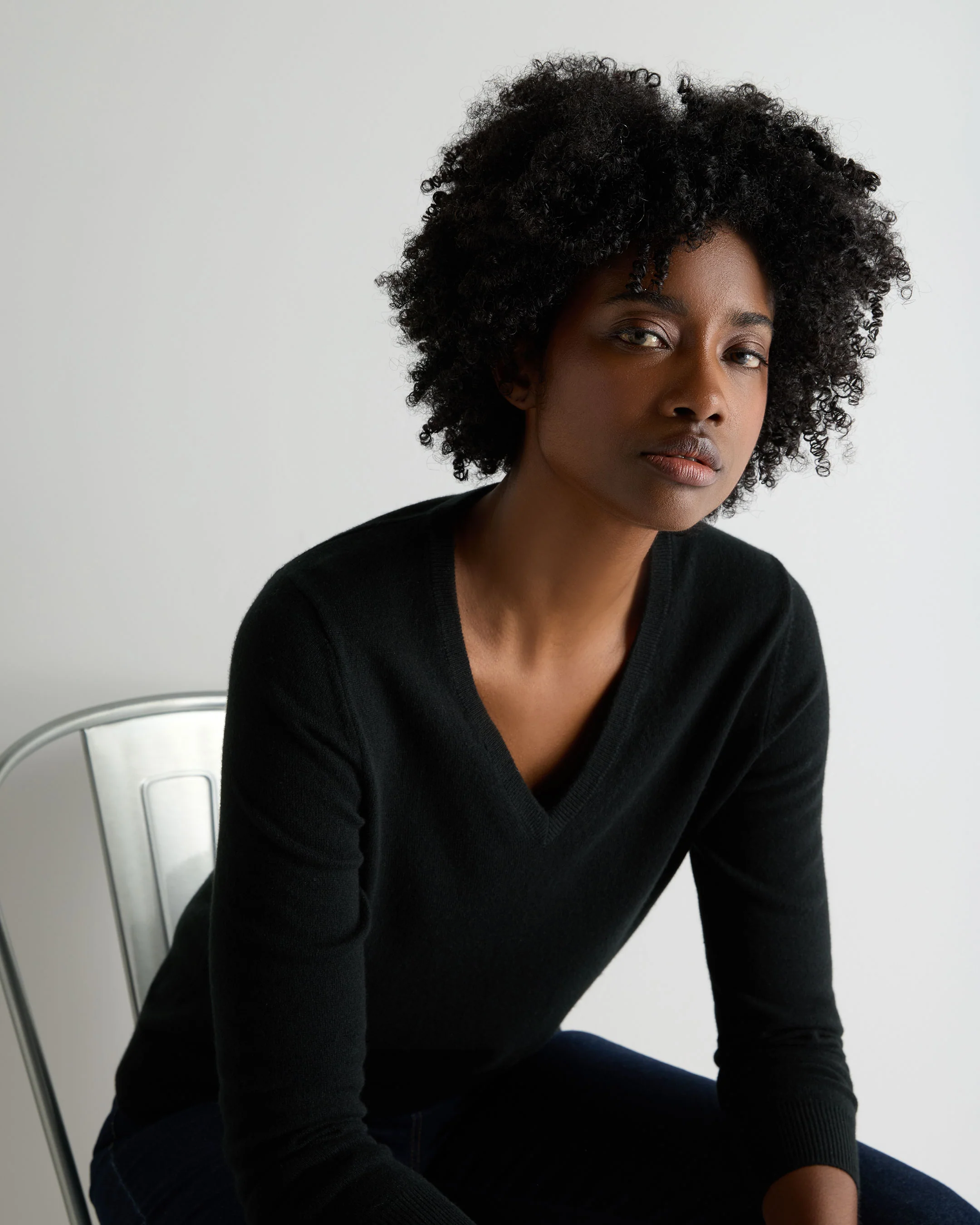 Women's Phoebe V Neck Cashmere Jumper Black - Image 5