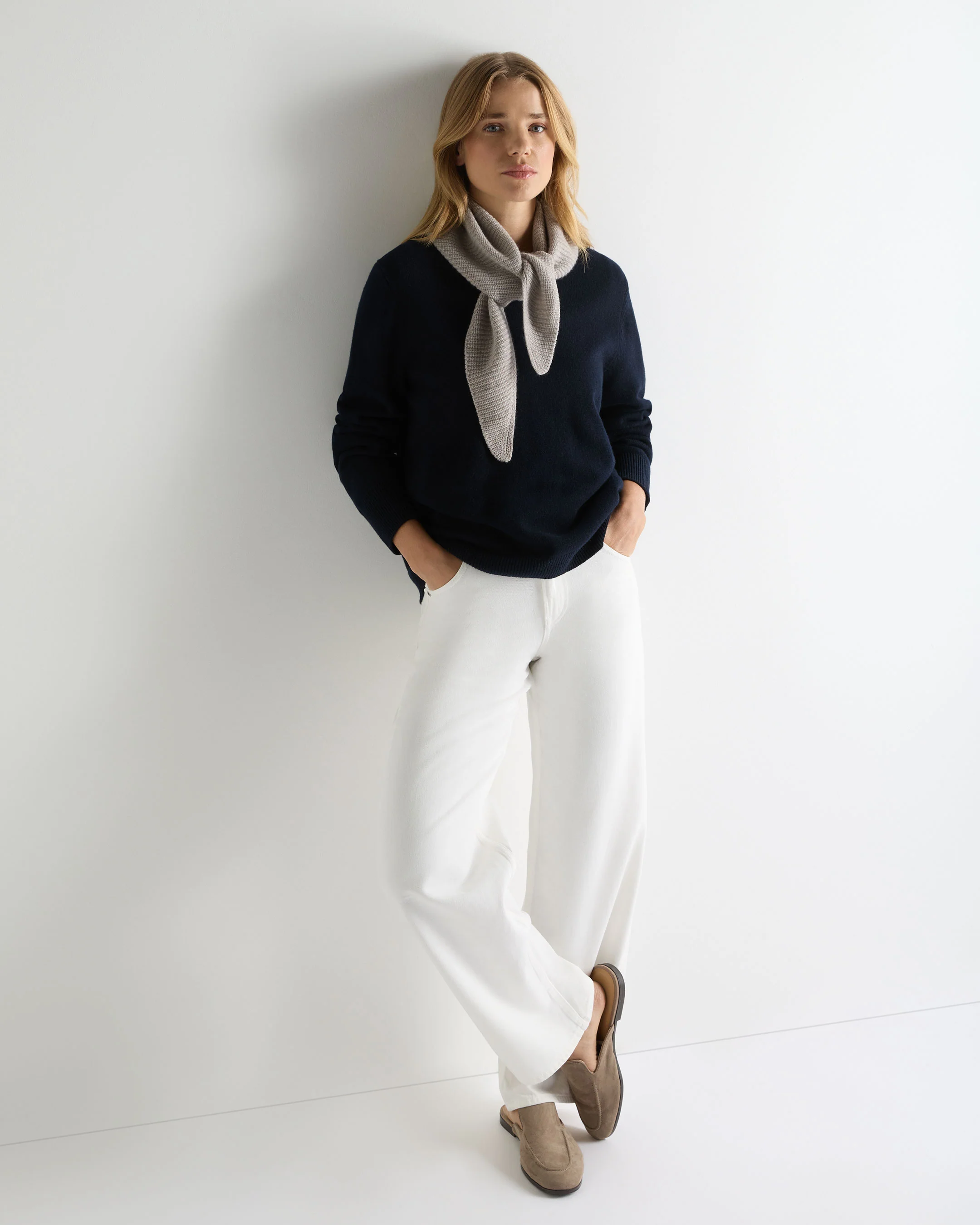 Women's Cashmere Crew Neck Jumper Navy Blue - Image 3
