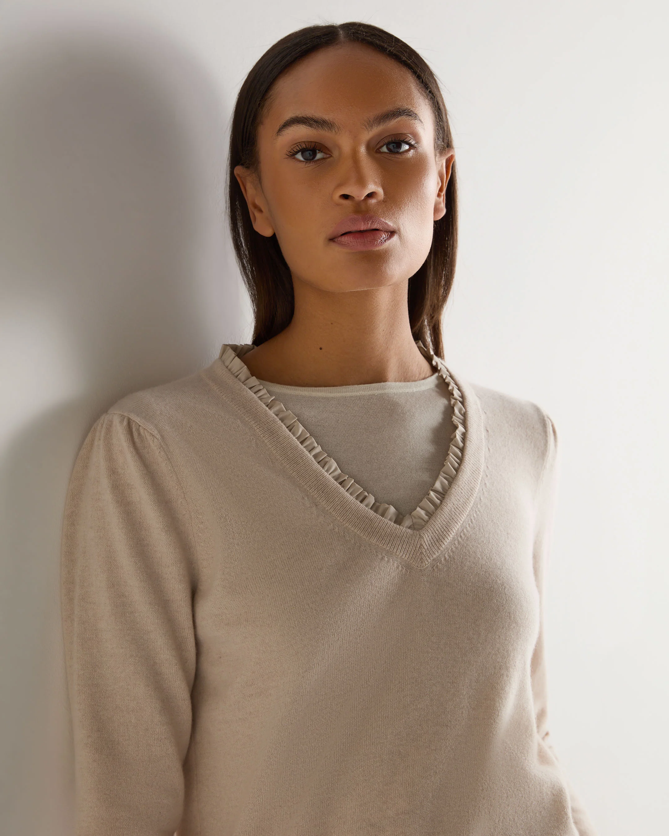Women's Ruffle Trim V Neck Cashmere Jumper Ecru White - Image 5